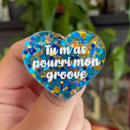 Broche "Tu m'as pourri mon groove" en acrylique semi-transparente avec des pois bleus et jaunes