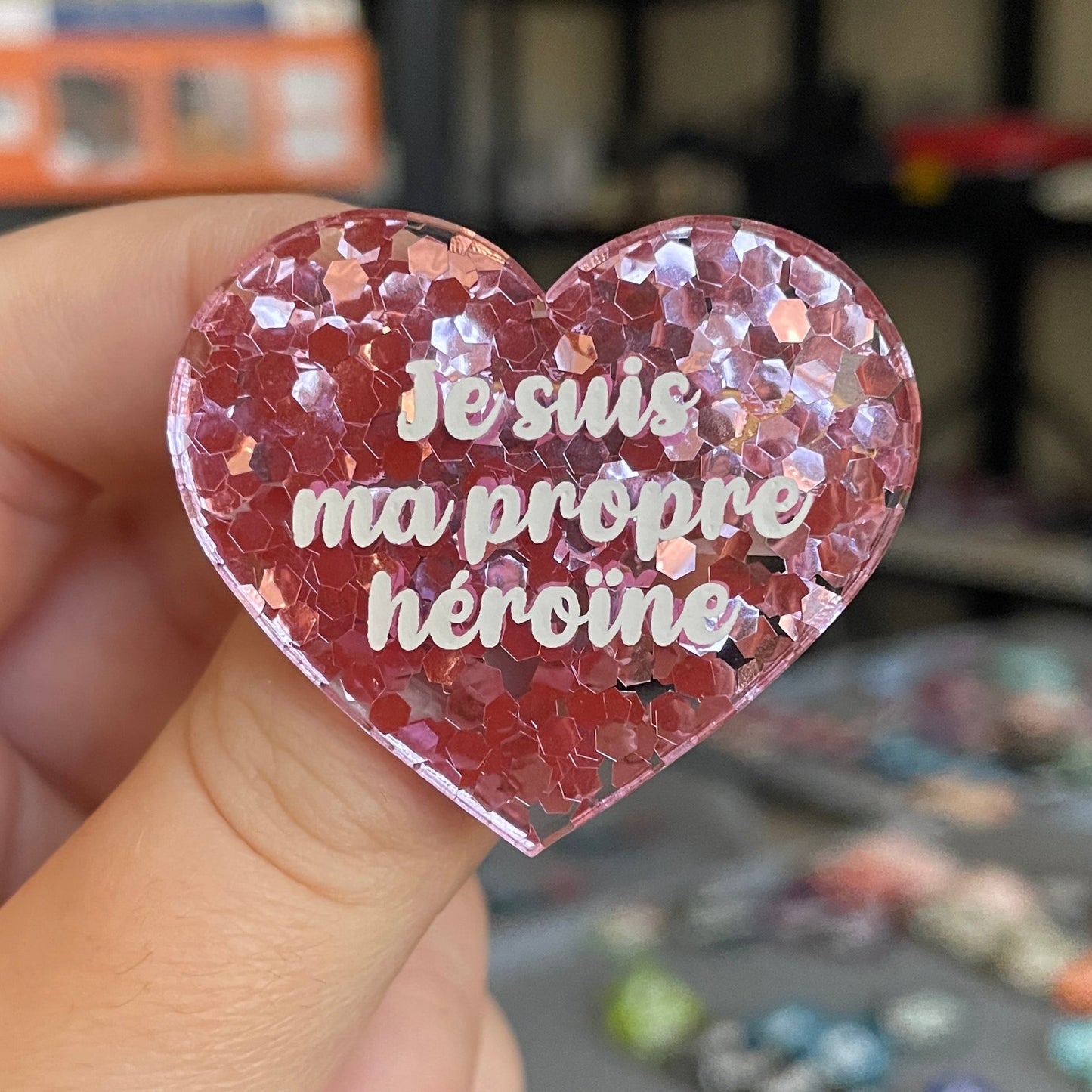Broche "Je suis ma propre héroïne" en acrylique semi-transparente avec des confettis roses