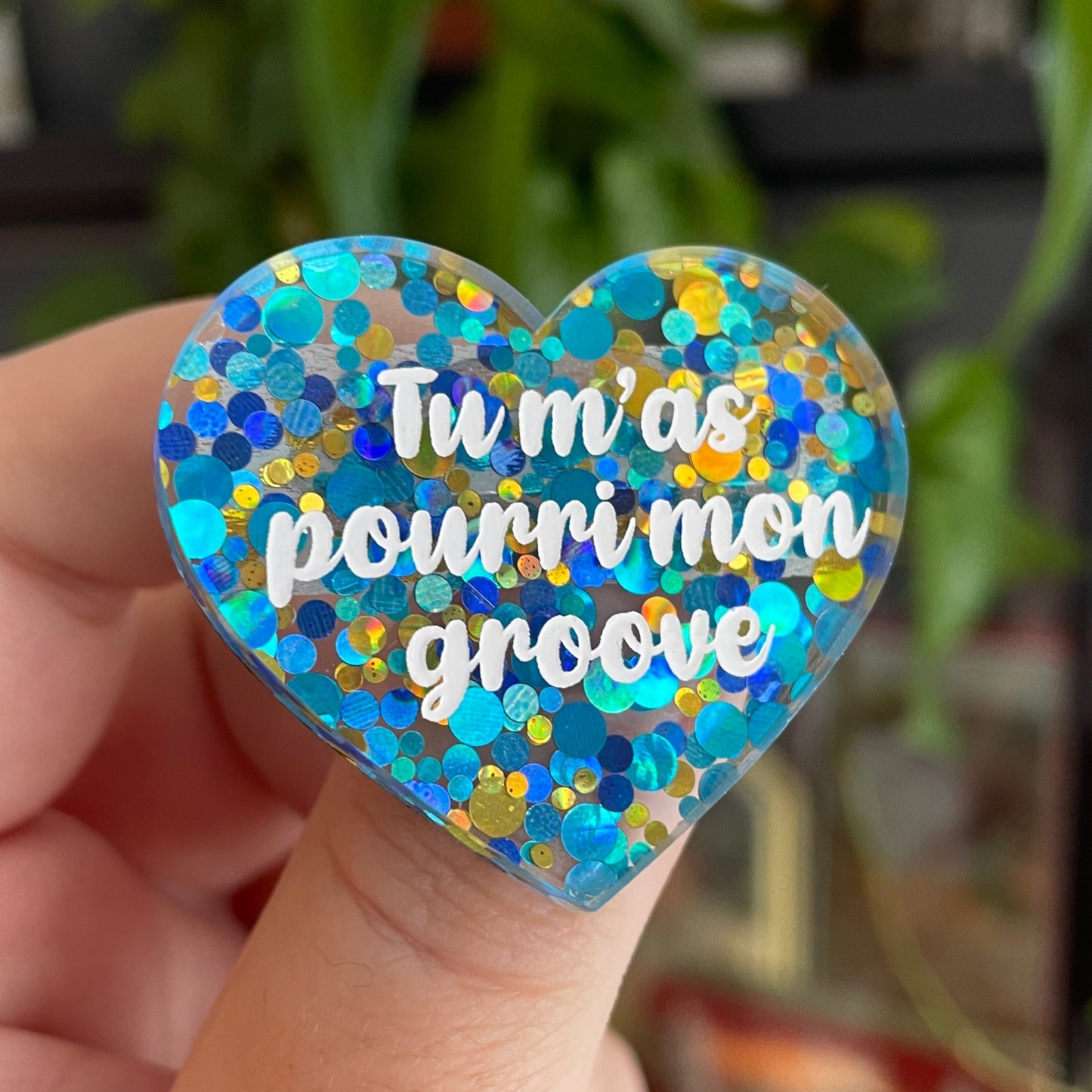 Broche "Tu m'as pourri mon groove" en acrylique semi-transparente avec des pois bleus et jaunes