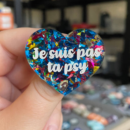Broche "Je suis pas ta psy" en acrylique transparente à gros confettis bleus et multicolores