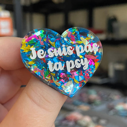 Broche "Je suis pas ta psy" en acrylique transparente à gros confettis bleus et multicolores