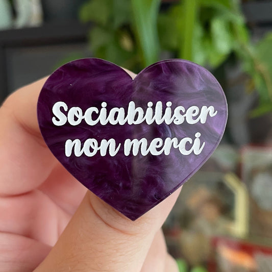 [CONTRÔLE TECHNIQUE] Broche "Sociabiliser non merci" en acrylique marbrée violette