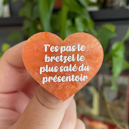 [CONTRÔLE TECHNIQUE] Broche "T'es pas le bretzel le plus salé du présentoir" en acrylique marbrée orange à paillettes
