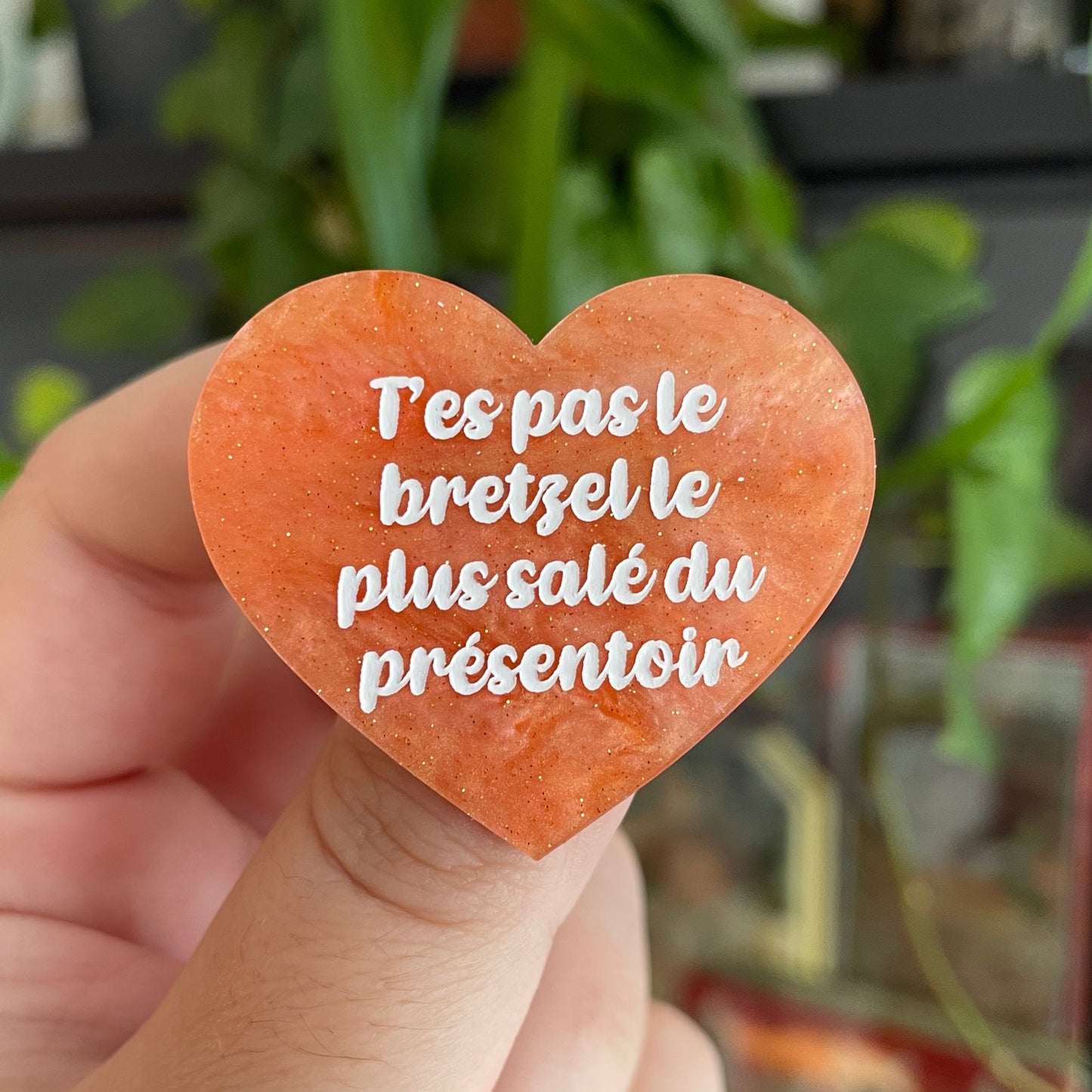 Broche "T'es pas le bretzel le plus salé du présentoir" en acrylique marbrée orange à paillettes