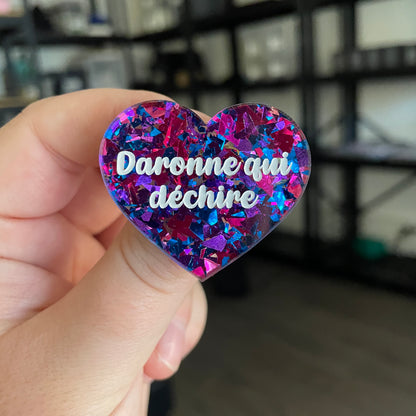 Broche "Daronne qui déchire" en acrylique transparente avec des confettis bleus et roses