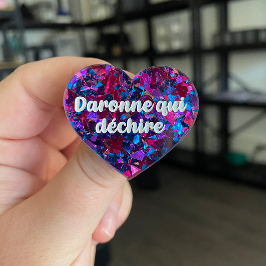 Broche "Daronne qui déchire" en acrylique transparente avec des confettis bleus et roses