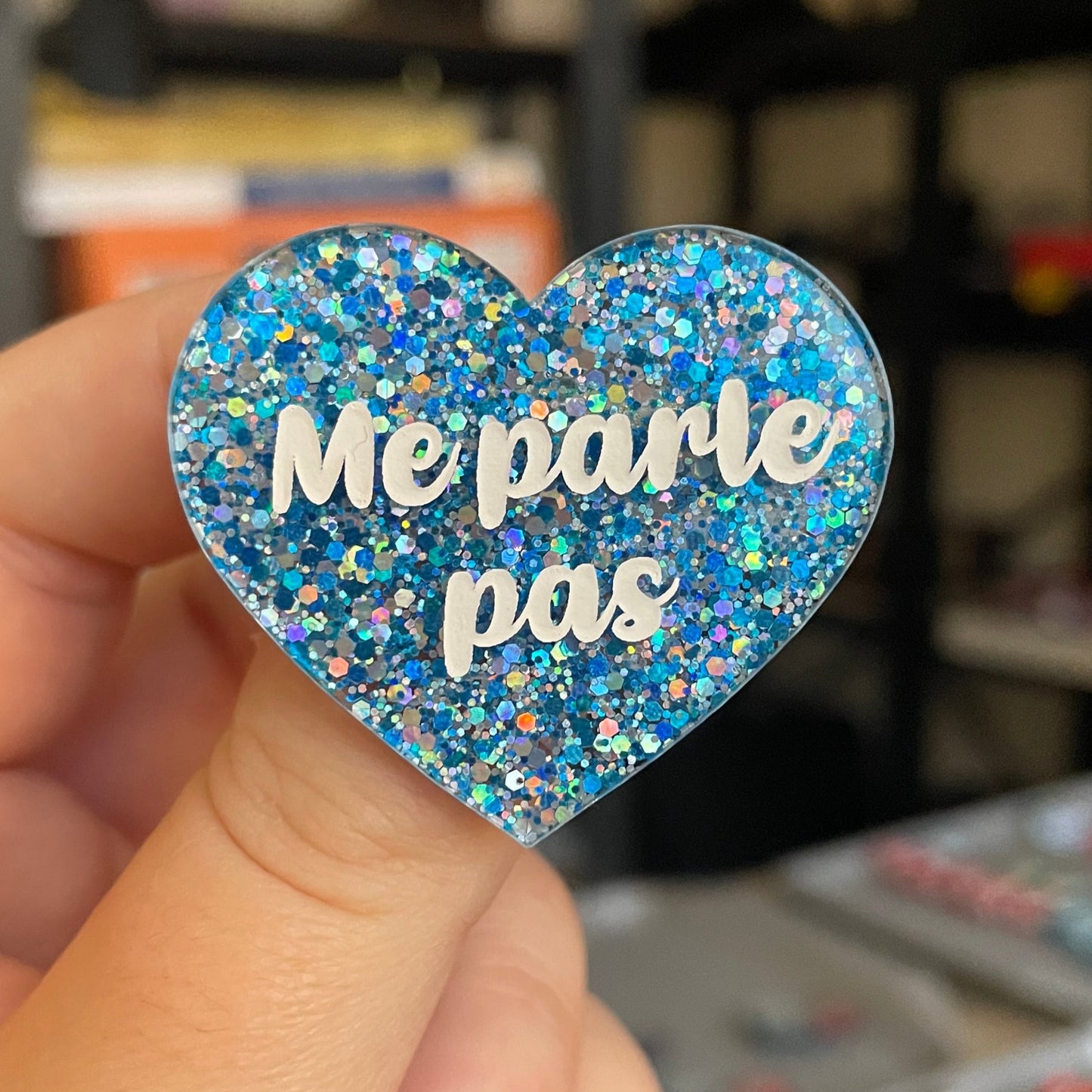 Broche "Me parle pas" en acrylique à paillettes bleues
