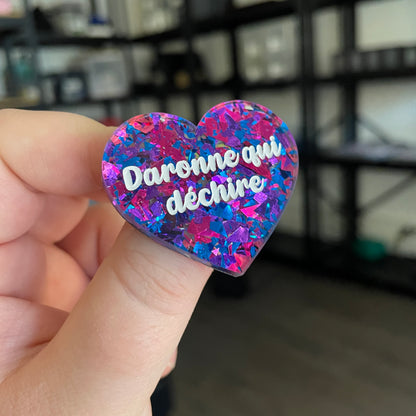 Broche "Daronne qui déchire" en acrylique transparente avec des confettis bleus et roses