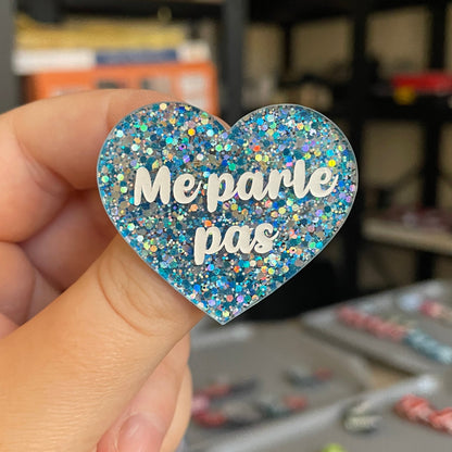 Broche "Me parle pas" en acrylique à paillettes bleues