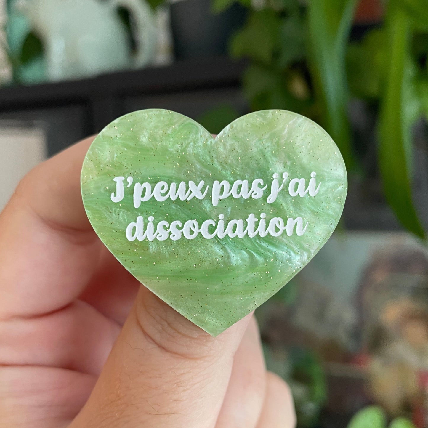 Broche "J'peux pas j'ai dissociation" en acrylique marbrée verte à paillettes