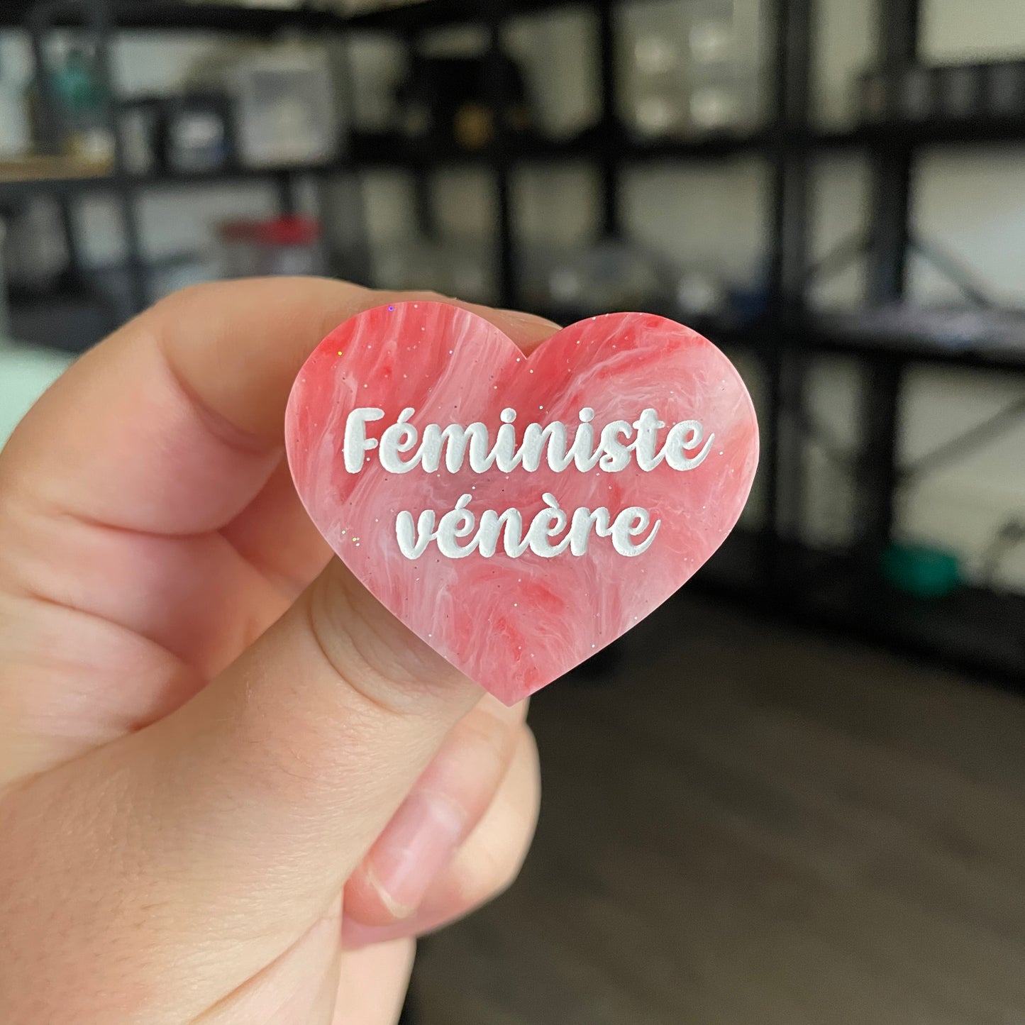 Broche "Féministe vénère" en acrylique marbrée rouge et rose