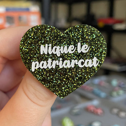 Broche "Nique le patriarcat" en acrylique à paillettes vertes