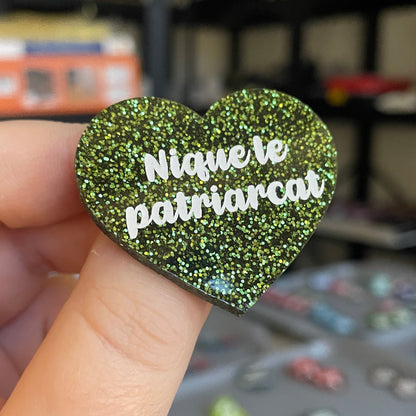 Broche "Nique le patriarcat" en acrylique à paillettes vertes