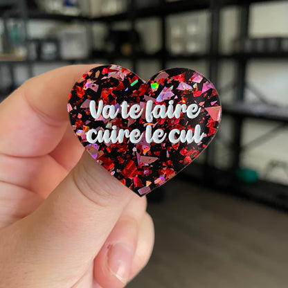 Broche "Va te faire cuire le cul" en acrylique noire avec des éclats de confettis rouges et roses