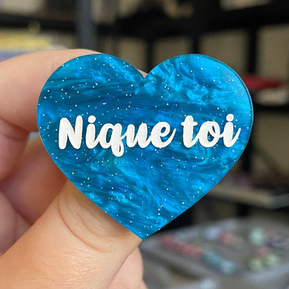Broche "Nique toi" en acrylique marbrée bleue à paillettes