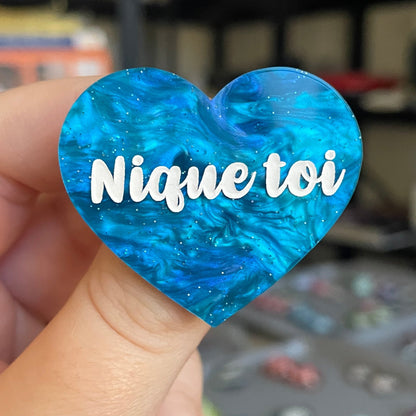 Broche "Nique toi" en acrylique marbrée bleue à paillettes
