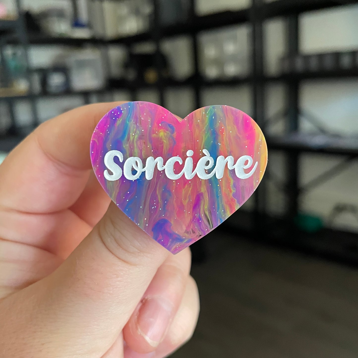 Broche "Sorcière" en acrylique semi transparente marbrée multicolore