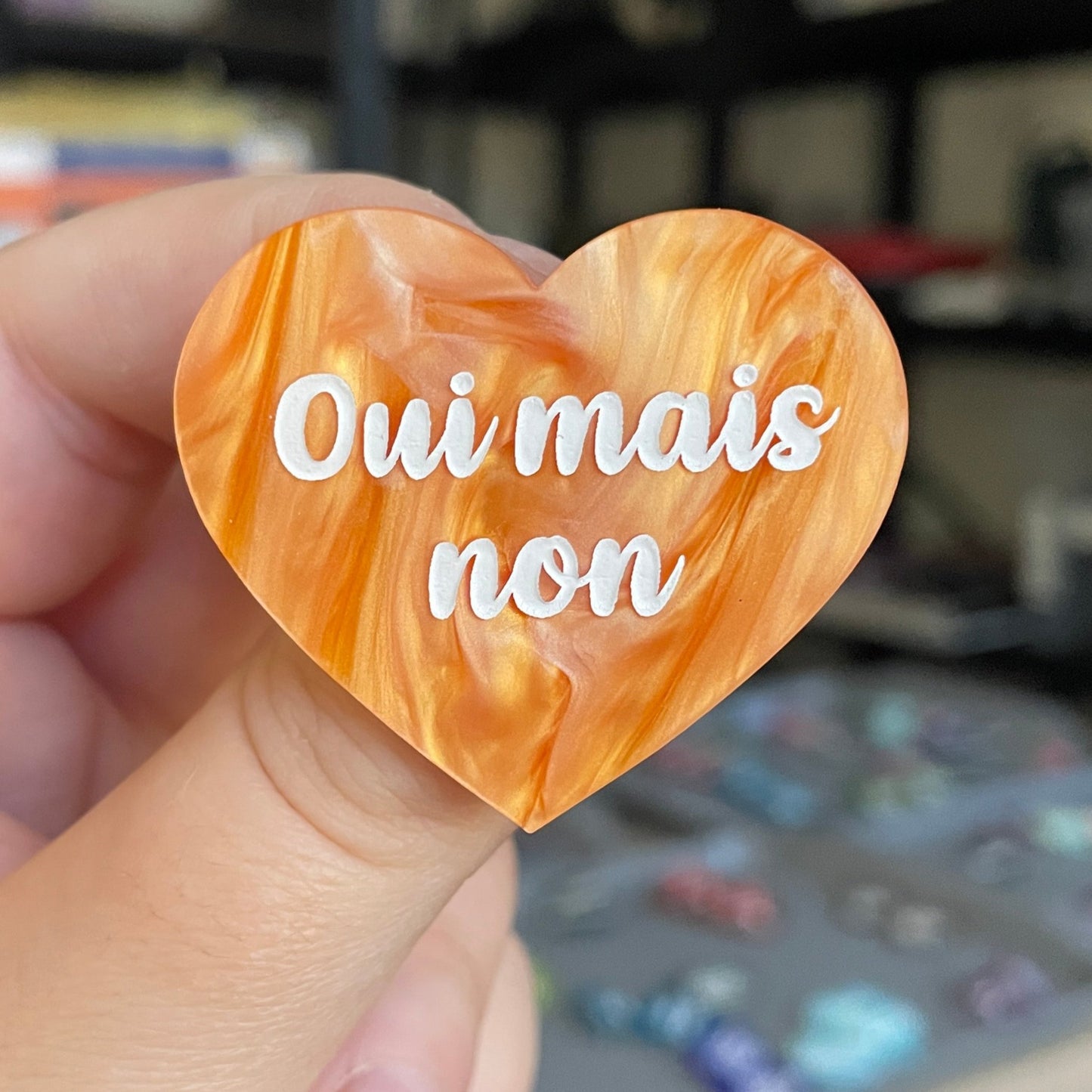 Broche "Oui mais non" en acrylique marbrée orange