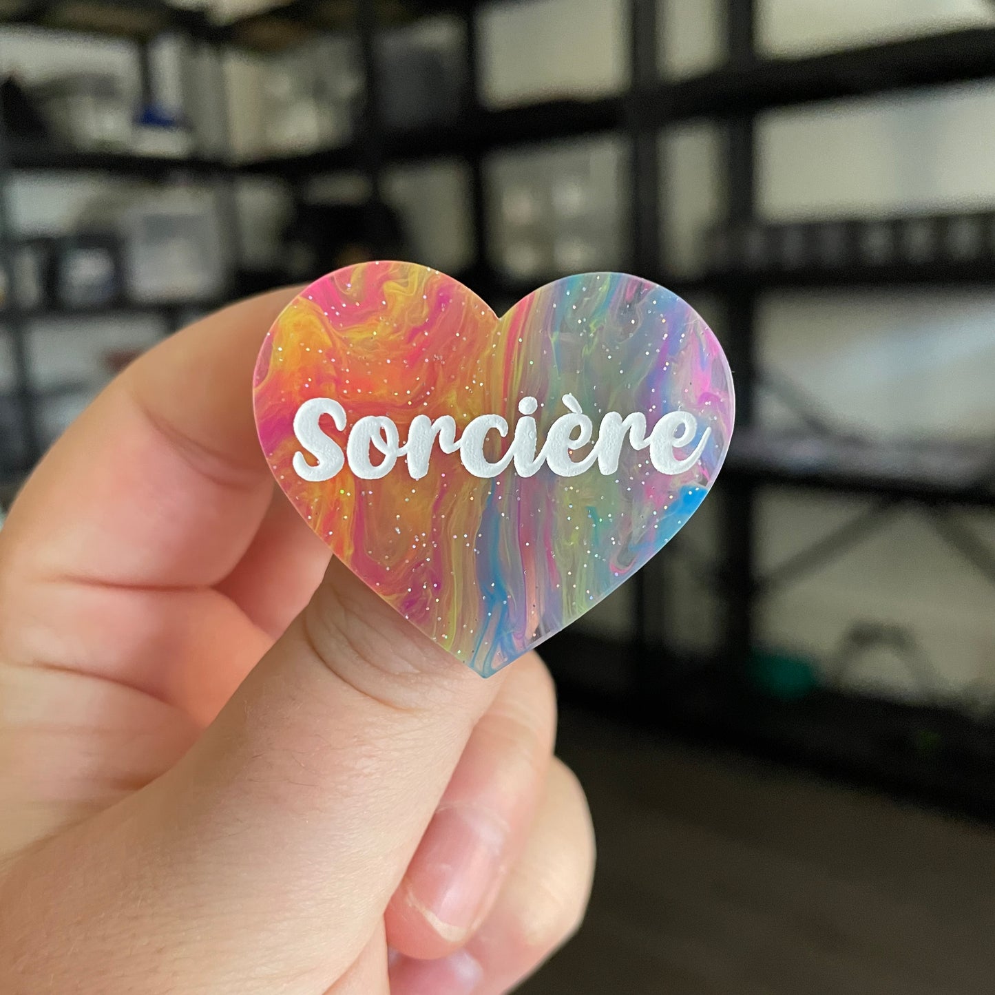Broche "Sorcière" en acrylique semi transparente marbrée multicolore