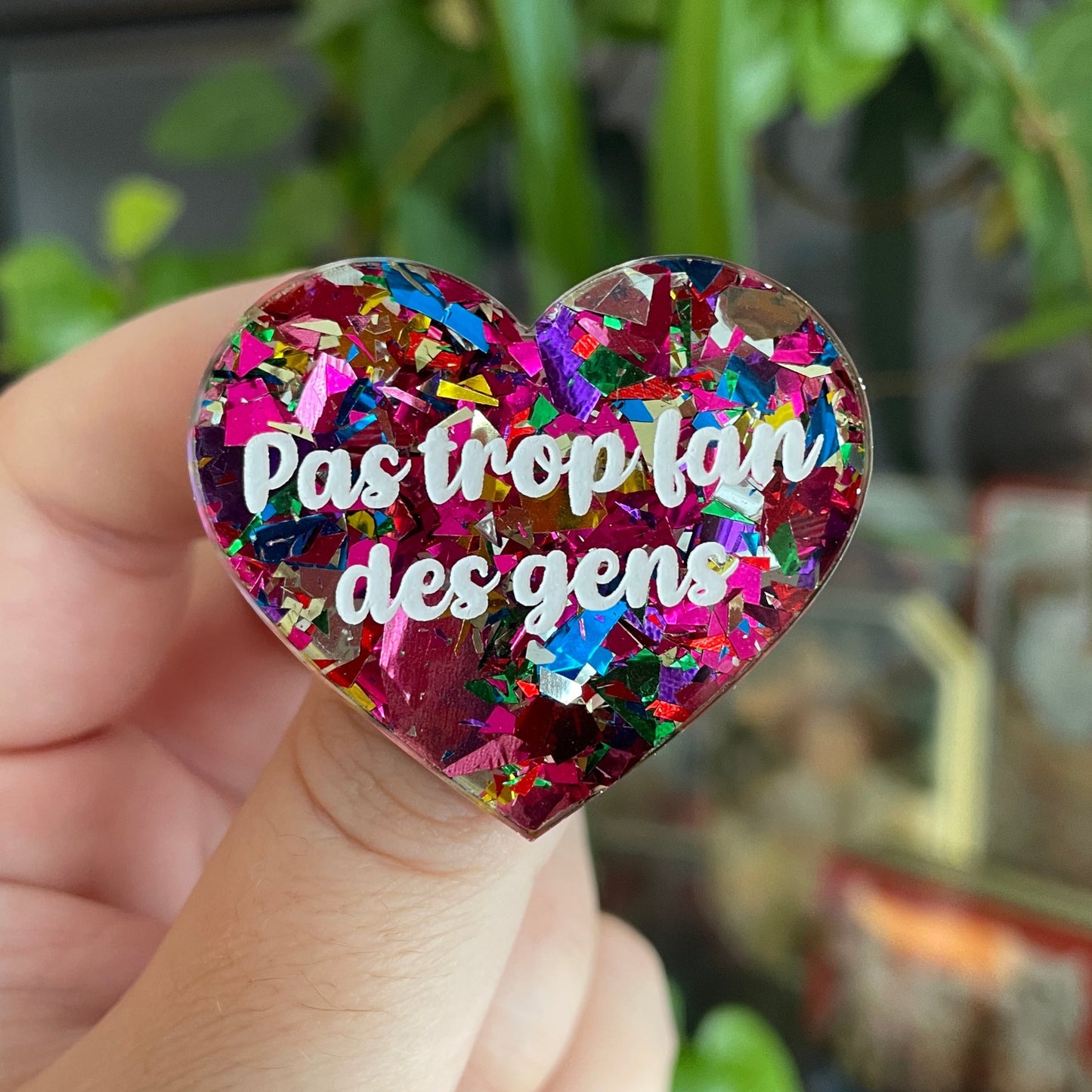 [CONTRÔLE TECHNIQUE] Broche "Pas trop fan des gens" en acrylique avec des éclats de confettis roses et multicolores