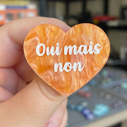 Broche "Oui mais non" en acrylique marbrée orange