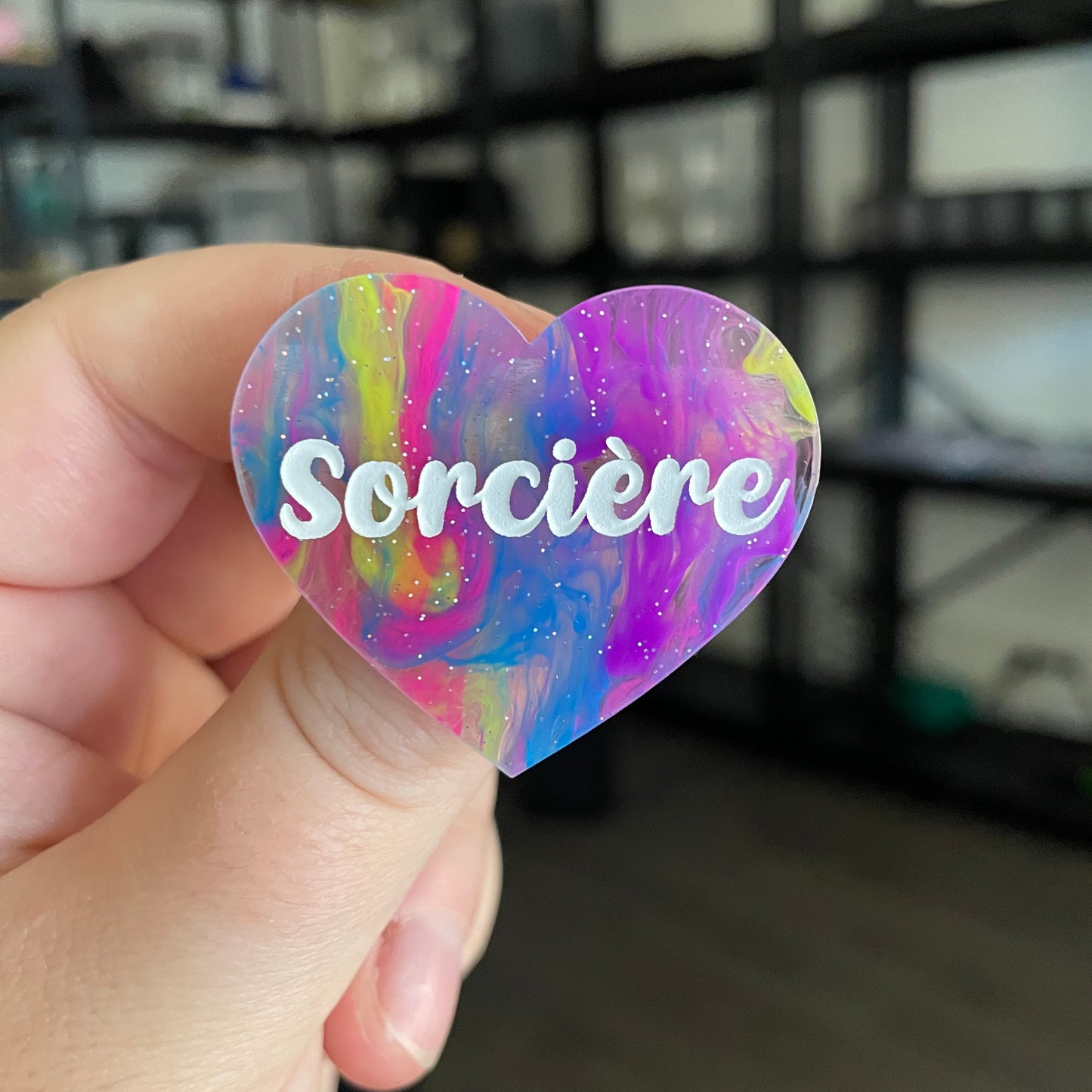 Broche "Sorcière" en acrylique semi transparente marbrée multicolore