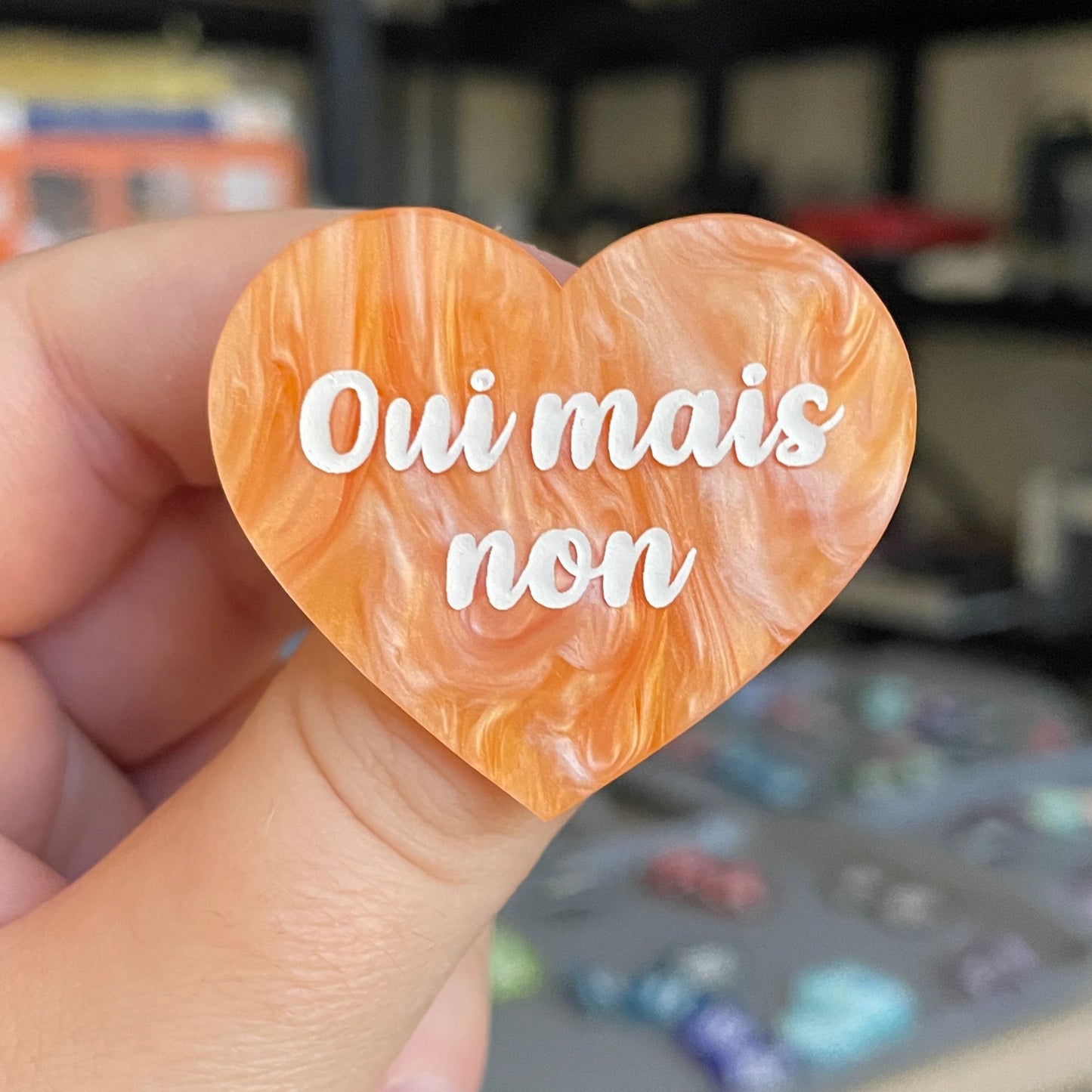 Broche "Oui mais non" en acrylique marbrée orange