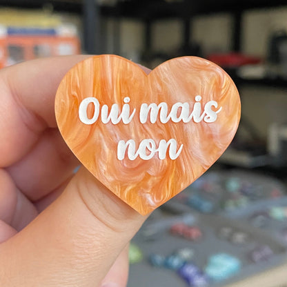 Broche "Oui mais non" en acrylique marbrée orange
