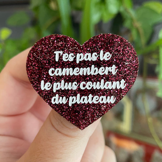 Broche "T'es pas le camembert le plus coulant du plateau" en acrylique à paillettes bordeaux
