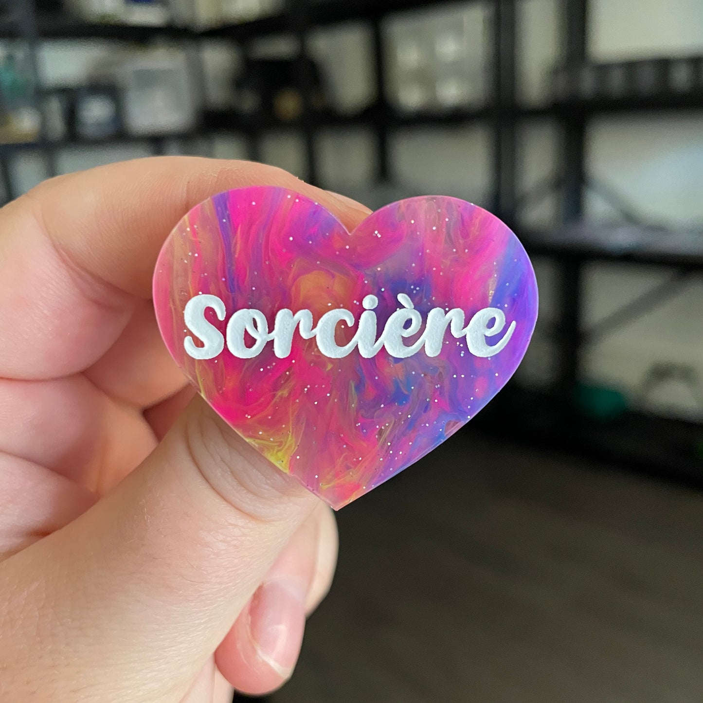Broche "Sorcière" en acrylique semi transparente marbrée multicolore