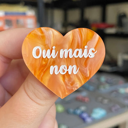 Broche "Oui mais non" en acrylique marbrée orange