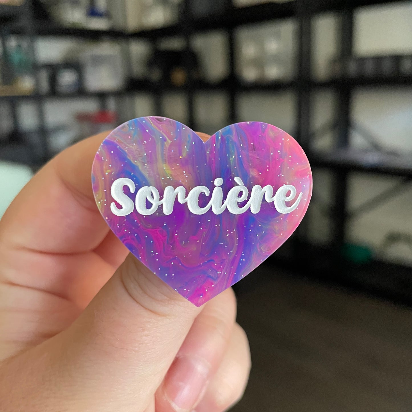 Broche "Sorcière" en acrylique semi transparente marbrée multicolore