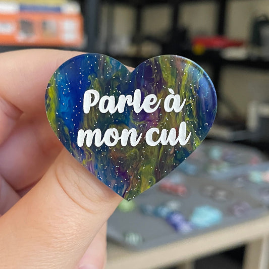 Broche "Parle à mon cul" en acrylique marbrée semi-transparente bleue et multicolore