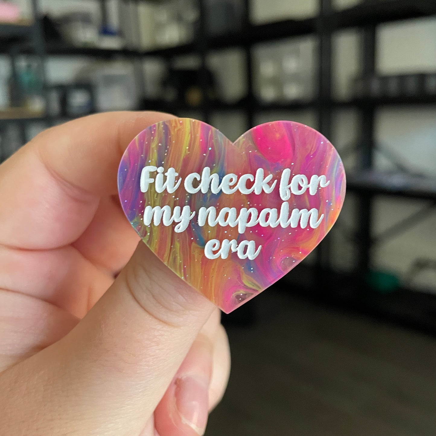 Broche "Fit check for my napalm era" en acrylique semi transparente marbrée multicolore