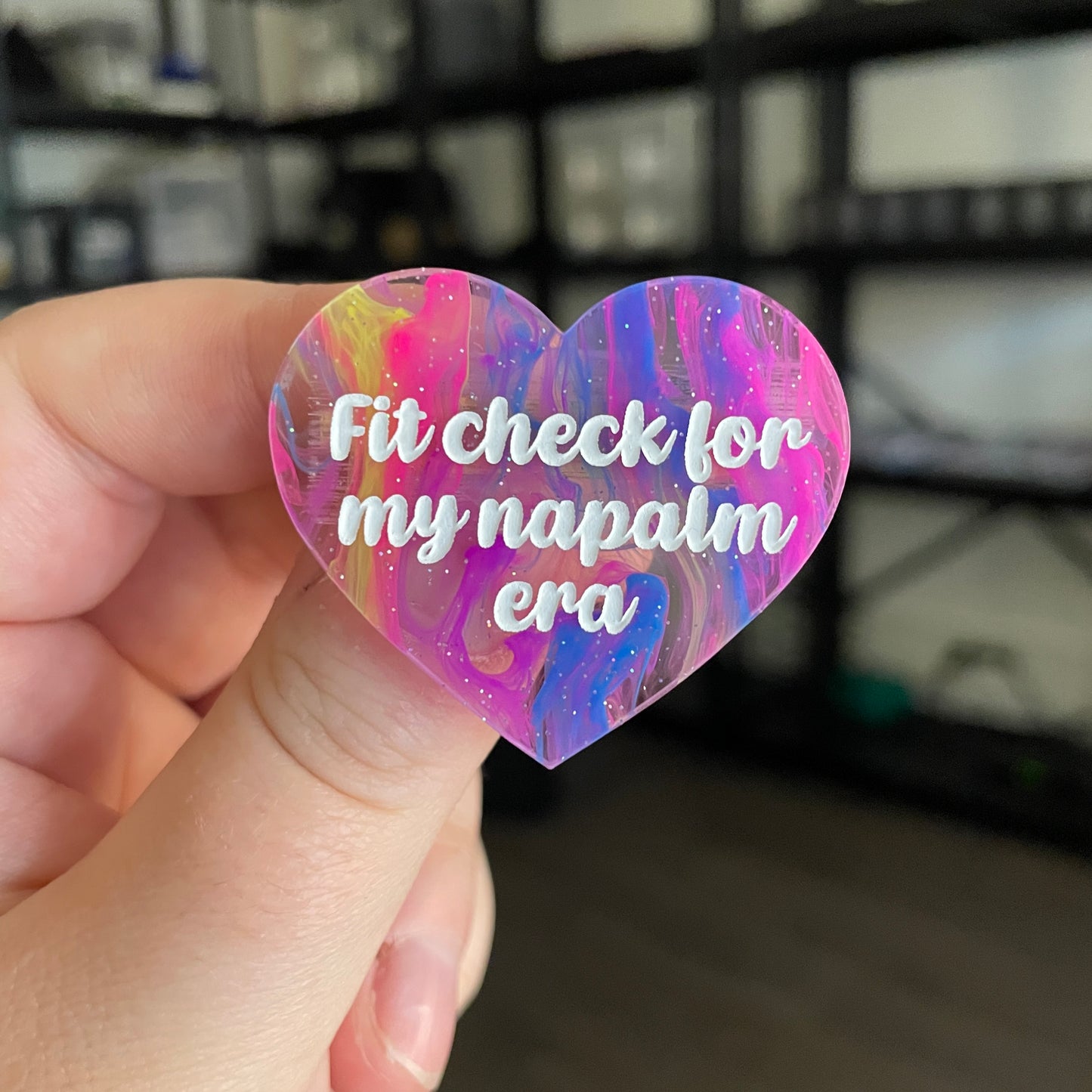 Broche "Fit check for my napalm era" en acrylique semi transparente marbrée multicolore