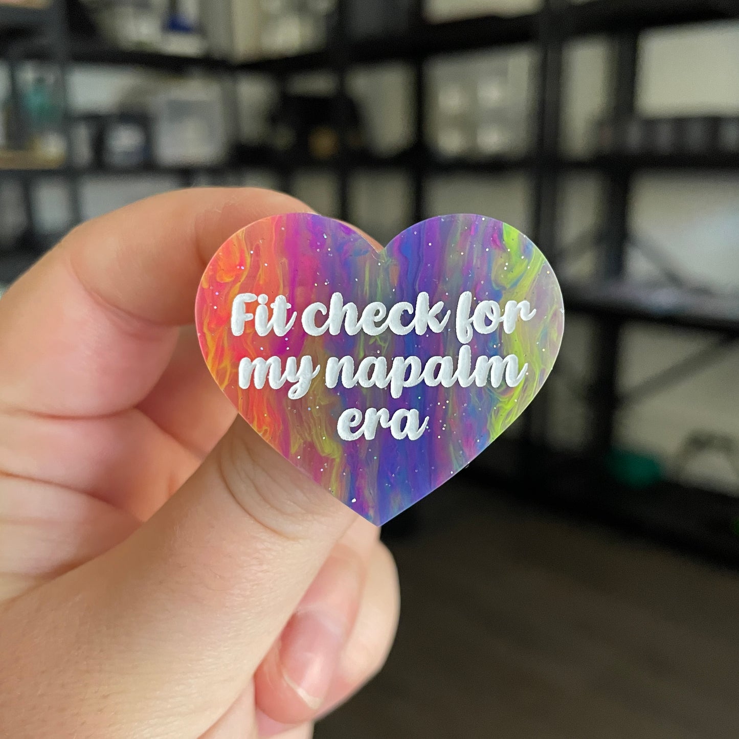 Broche "Fit check for my napalm era" en acrylique semi transparente marbrée multicolore