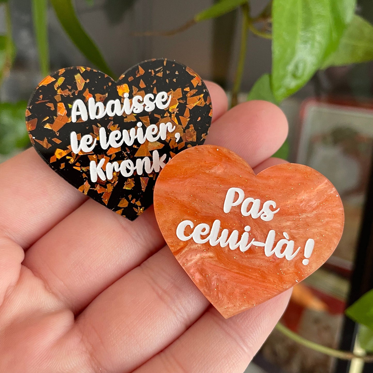 [CONTRÔLE TECHNIQUE] Duo de broches "Abaisse le levier, Kronk" + "Pas celui-là !" en acryliques dans les tons oranges