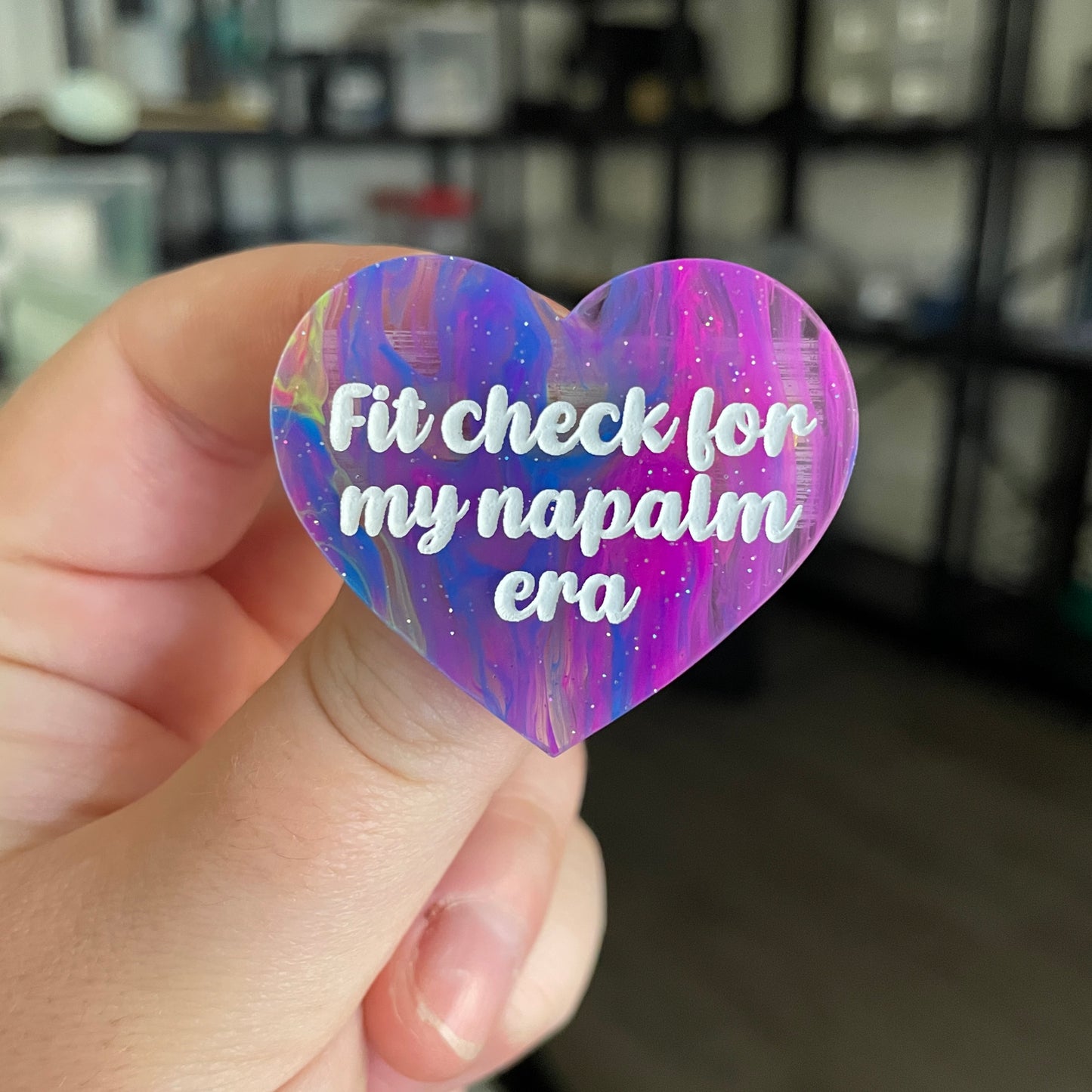 Broche "Fit check for my napalm era" en acrylique semi transparente marbrée multicolore