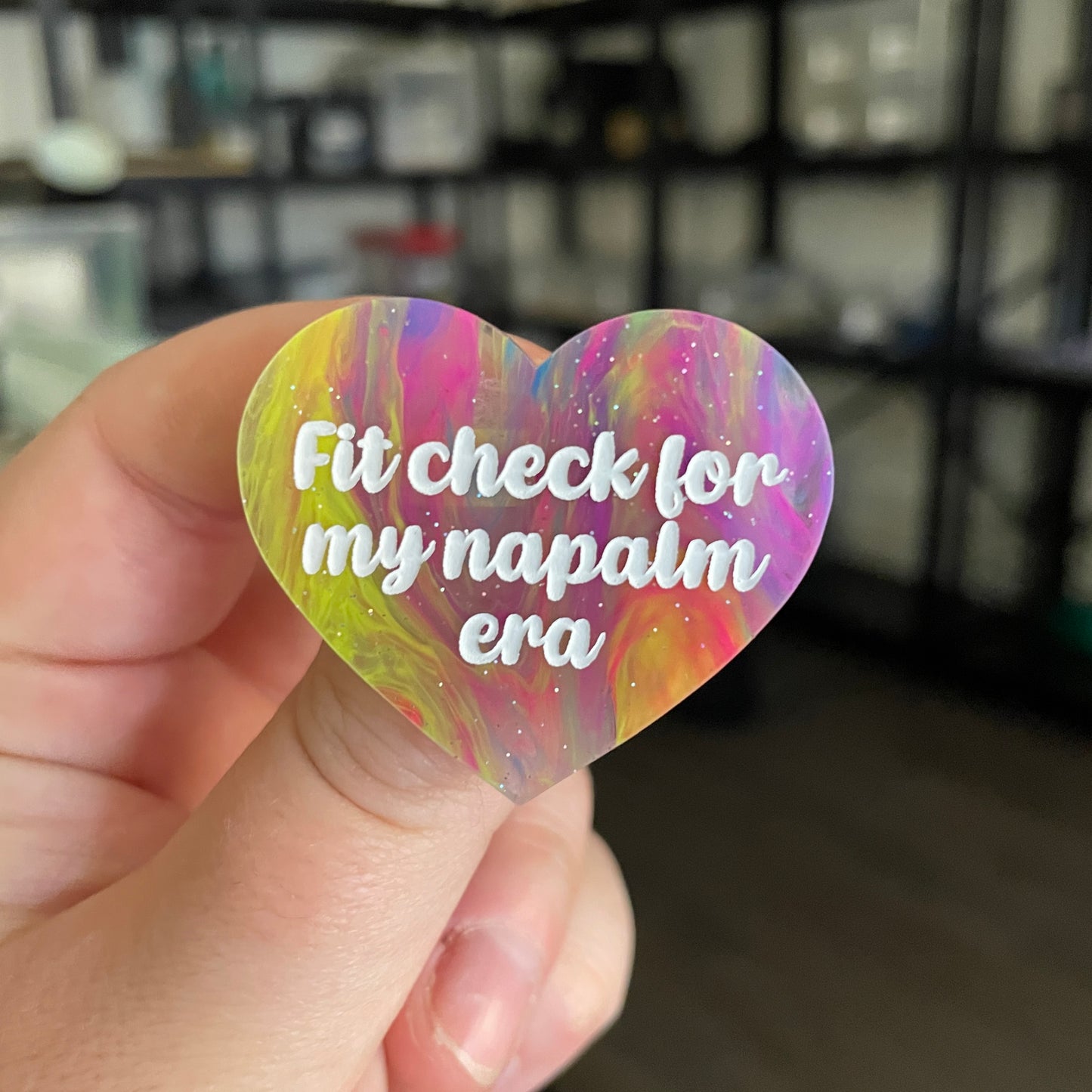 Broche "Fit check for my napalm era" en acrylique semi transparente marbrée multicolore