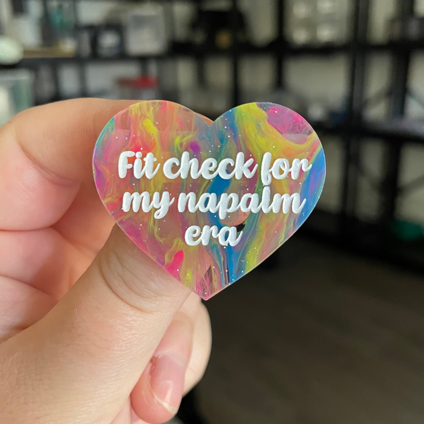 Broche "Fit check for my napalm era" en acrylique semi transparente marbrée multicolore