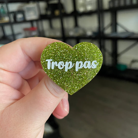 [CONTRÔLE TECHNIQUE] Broche "Trop pas" en acrylique à paillettes vertes