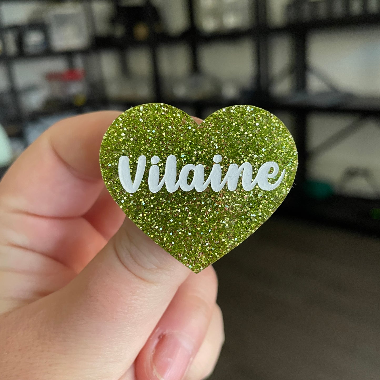 [CONTRÔLE TECHNIQUE] Broche "Vilaine" en acrylique à paillettes vertes