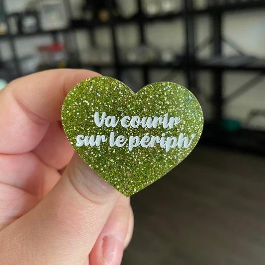 [CONTRÔLE TECHNIQUE] Broche "Va courir sur le périph'" en acrylique à paillettes vertes