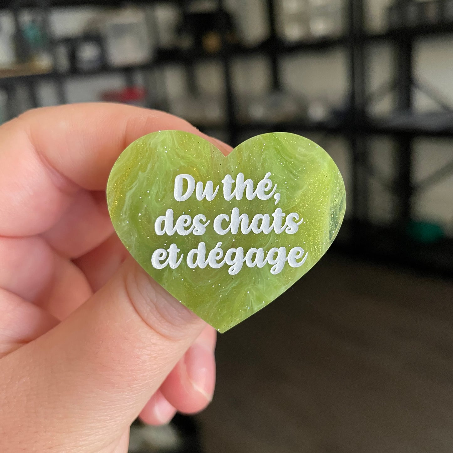 [CONTRÔLE TECHNIQUE] Broche "Du thé, des chats et dégage" en acrylique marbrée verte