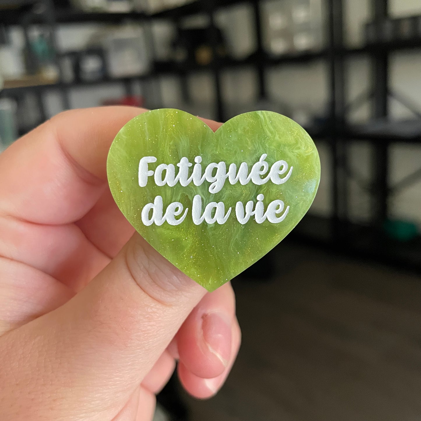 [CONTRÔLE TECHNIQUE] Broche "Fatiguée de la vie" en acrylique marbrée verte