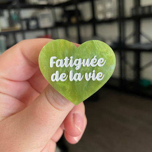[CONTRÔLE TECHNIQUE] Broche "Fatiguée de la vie" en acrylique marbrée verte