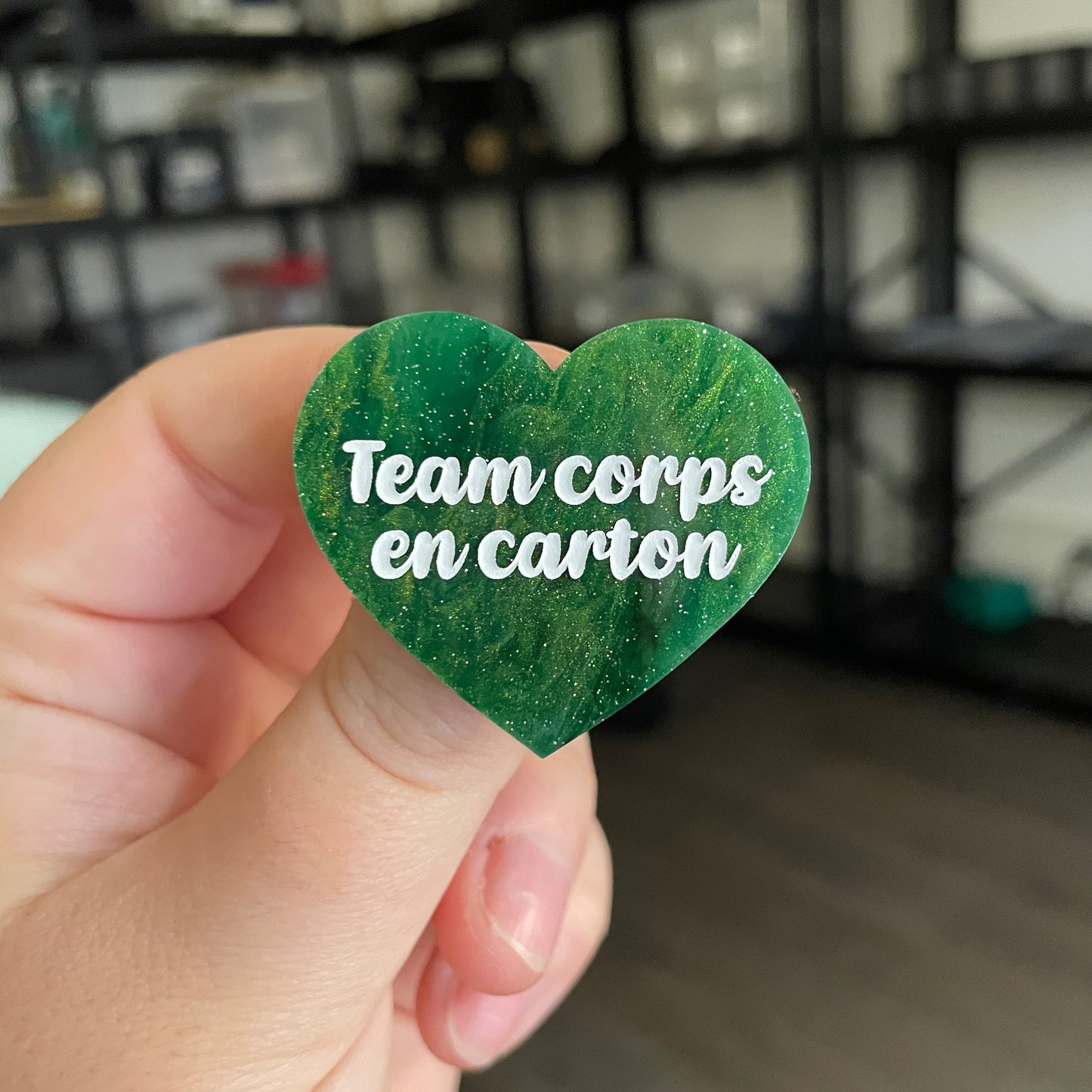 [CONTRÔLE TECHNIQUE] Broche "Team corps en carton" en acrylique marbrée verte et dorée