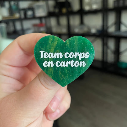 [CONTRÔLE TECHNIQUE] Broche "Team corps en carton" en acrylique marbrée verte et dorée