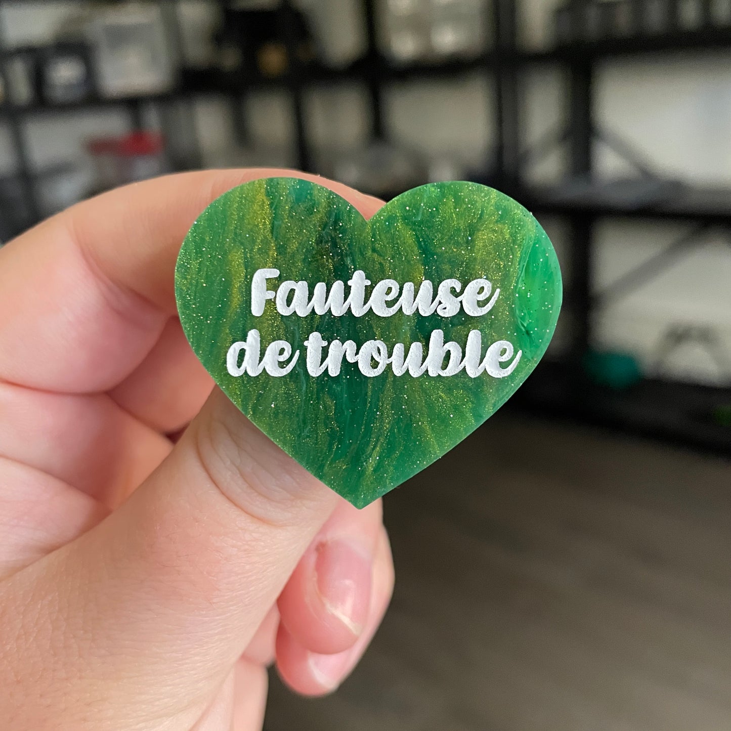 [CONTRÔLE TECHNIQUE] Broche "Fauteuse de trouble" en acrylique marbrée verte et dorée