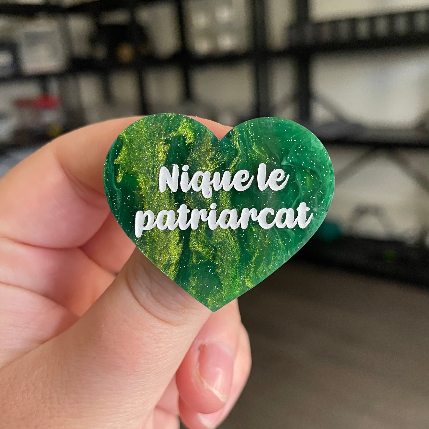 [CONTRÔLE TECHNIQUE] Broche "Nique le patriarcat" en acrylique marbrée verte et dorée